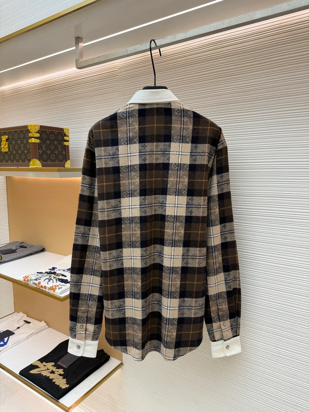 LOUIS VUITTON Contrast color lapel flannel long-sleeved polo shirt ●Original version: Purchased and developed for 13400 ●Item number: 1681490-B25 ●Material: jacquard dark grain cotton fabric ●Technology: jacquard production ●Color: brown ●Version: fitted version ●Weight: about 410 grams ●Size: XS-S-M-L ●Description: This Louis Vuitton plaid shirt is exquisitely crafted. The fabric adopts customized plaid jacquard technology, which combines the brand's classic pattern with plaid elements. It undergoes multiple yarn-dyed processes to ensure that the plaid is full of color and clear in texture. The white splicing part of the collar and cuffs is made of high-count cotton fabric, and has been carefully cut and spliced ​​to have smooth and compliant edges. The brand logo on the body is embroidered with fine embroidery threads and precise positioning, perfectly blending with the plaid fabric. The placket of the shirt uses invisible button technology, and the buttons and fabric are treated with the same color to enhance the overall aesthetics. High-strength silk threads are used in every stitching, and the double-thread stitching process ensures the firmness when worn. Every craft detail demonstrates the brand's pursuit of quality for classic items. The overall wiring is straight and delicate, the fabric is comfortable and soft, and the color is consistent without color difference. It can be matched with the same style to create a fashionable look and control various occasions. Customized accessories, complete with three standards, same style for men and women!